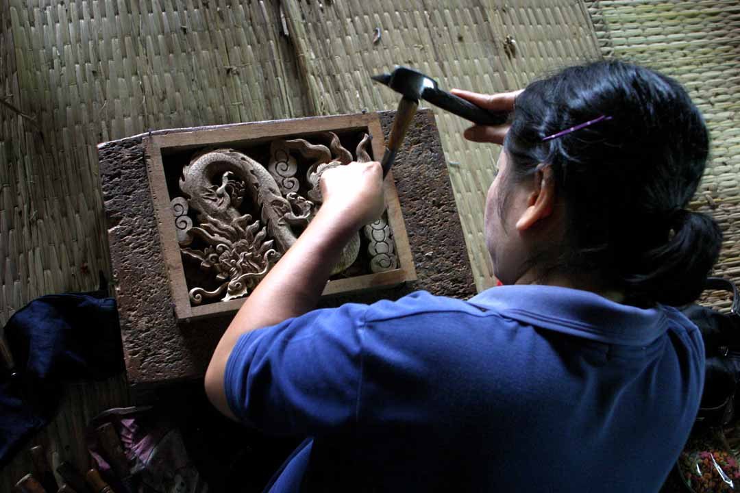 Nghệ nhân đang điêu khắc